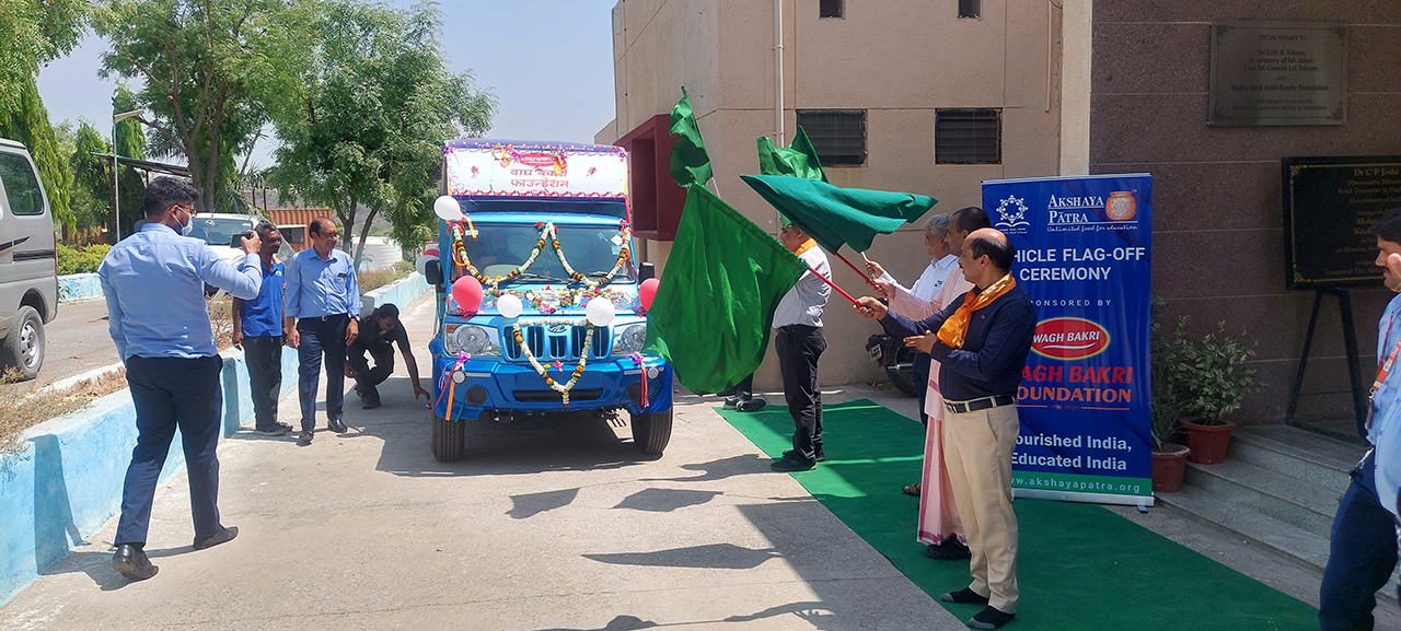 wagh-bakri-foundation-donates-delivery-vehicle-to-akshaya-patrareiterates-support-towards-feeding-35000-children