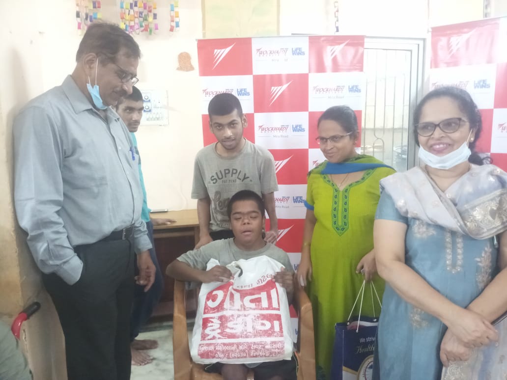 wockhardt-hospitals-celebrates-new-year-with-the-underprivileged-by-distributing-clothes-and-food-essentials