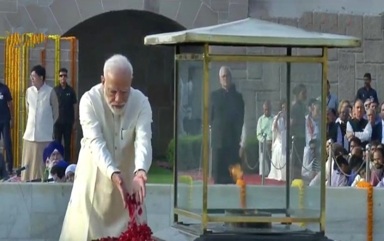 grateful-nation-pays-homage-to-mahatma-gandhi-on-his-150th-birth-anniversary-today