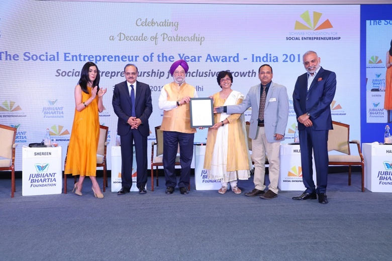 shanti-raghavan-dipesh-sutariya-of-enable-india-win-the-social-entrepreneur-of-the-year-india-award-2019
