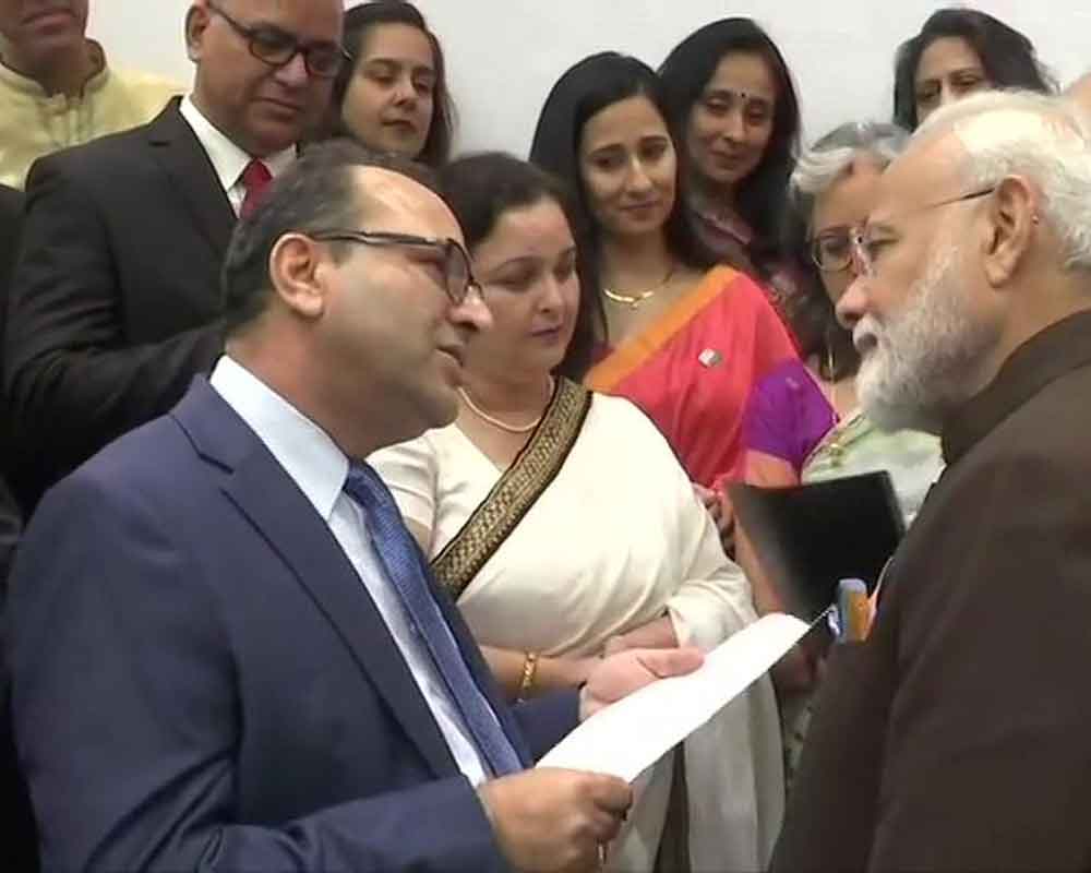 pm-modi-meets-kashmiri-pandits-in-houston-assures-them-of-new-kashmir-2