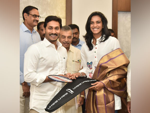 sindhu-meets-andhra-cm-jagan-mohan-reddy-in-amaravati