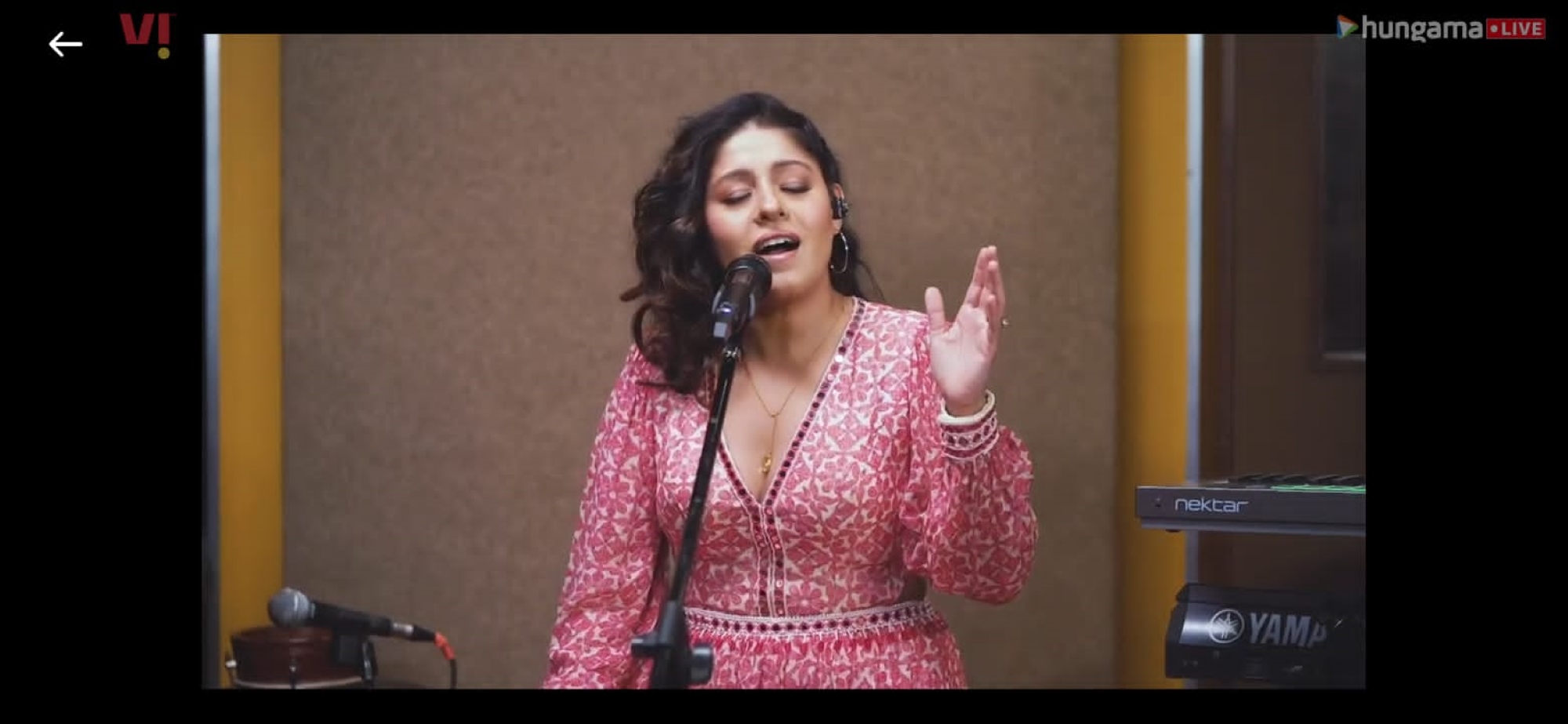 popular-singer-sunidhi-chauhan-enthralls-music-fans-in-exclusive-live-performance-on-the-vi-app