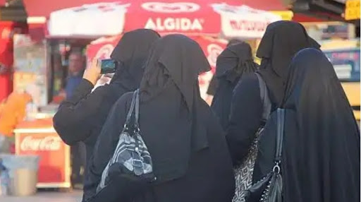 Sri Lanka: Parliamentary oversight committee recommends ban on face-covering attire decoding=