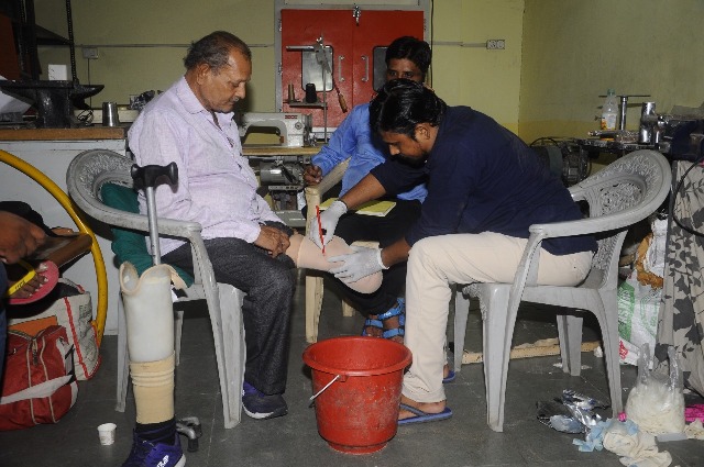narayan-seva-sansthan-lends-a-helping-hand-to-50-differently-abled