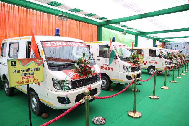 utkarsh-classes-held-a-blood-donation-drive-and-promoted-the-use-of-helmets-to-improve-road-safety-donates-44-vehicles