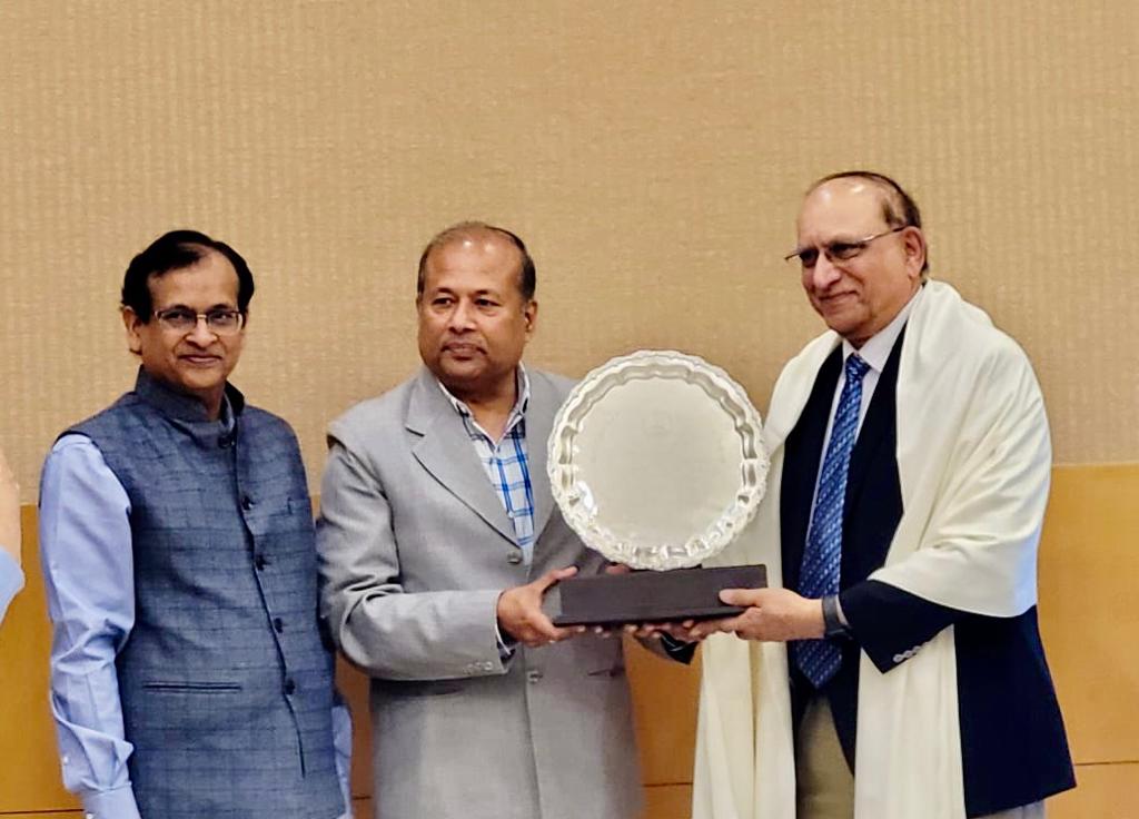 mnit-jaipur-felicitates-1976-batch-alumnus-for-his-initiative-ic2b3-to-bridge-the-gap-between-industry-and-institute