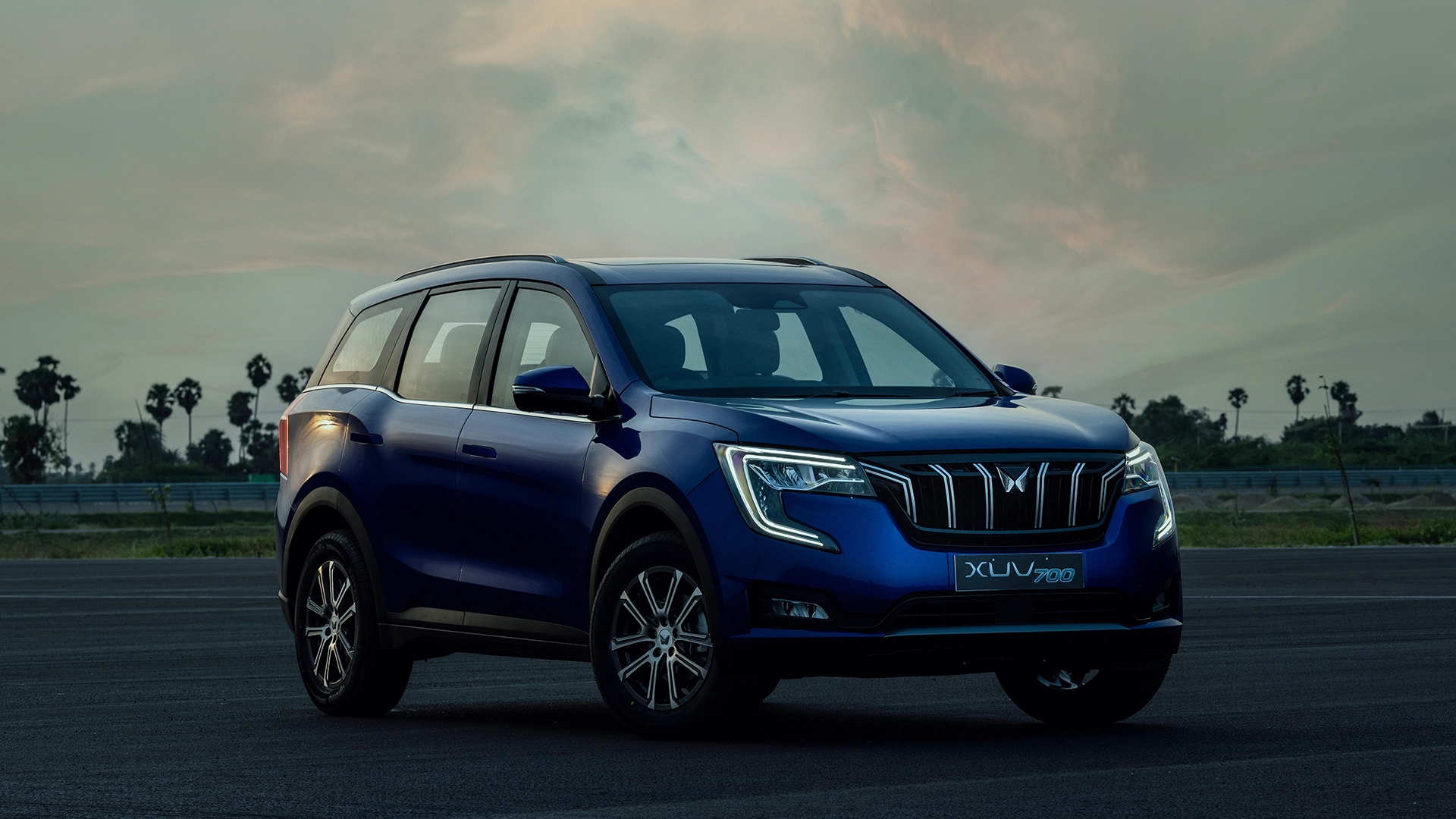mahindra-further-delights-customers-introduces-two-highly-desired-variants-of-xuv700