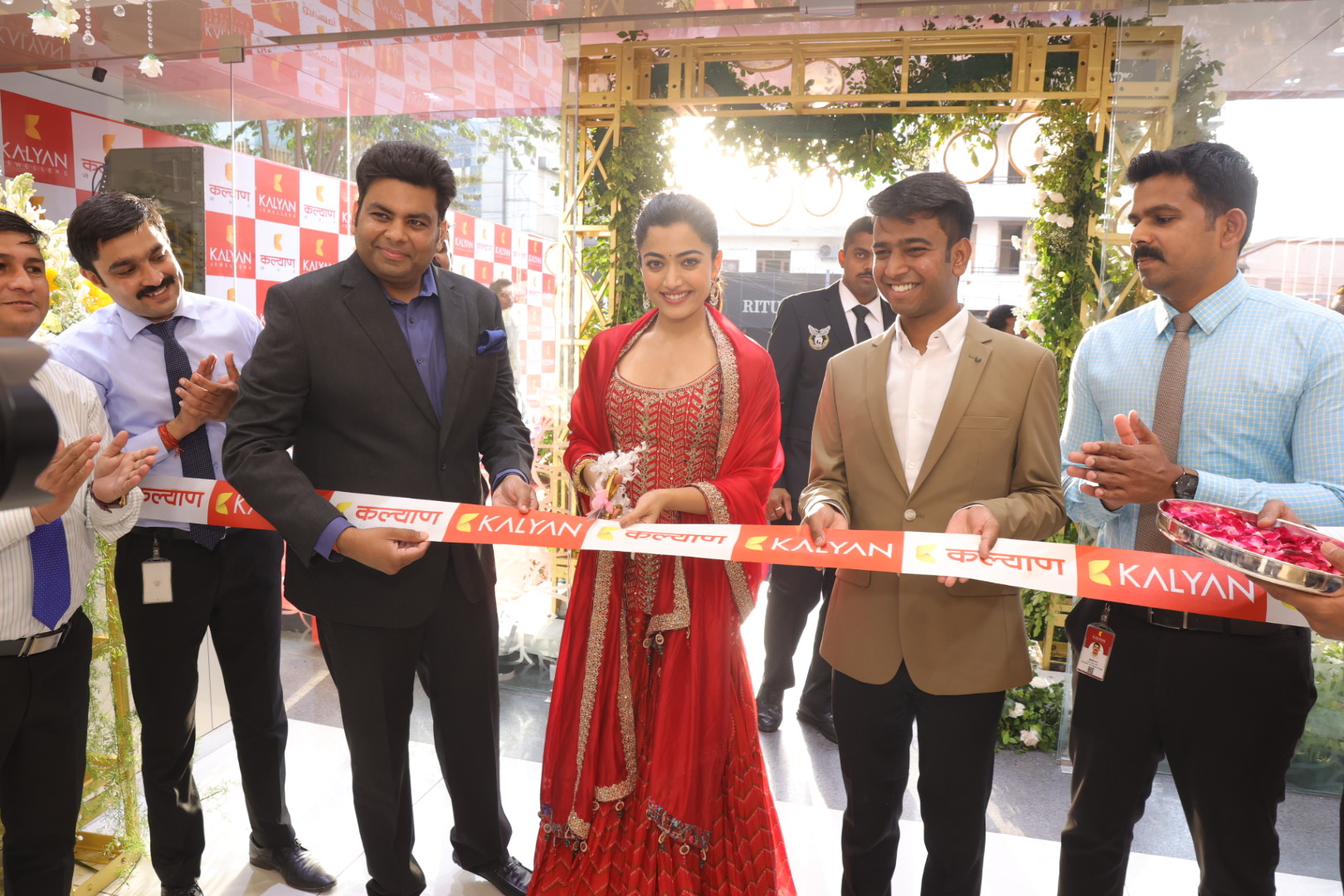 kalyan-jewellers-brand-ambassador-rashmika-mandanna-inaugurates-showroom-at-vaishali-nagar-jaipur